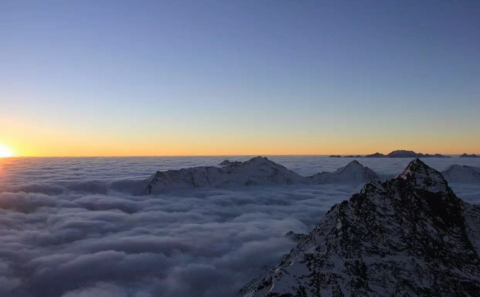 冰雪大世界糖葫芦摊位：百万起拍背后的文化与经济双丰收